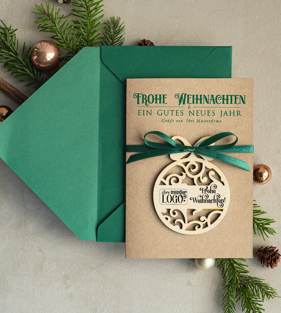cartes avec pendentif en bois Carte de Noël exclusive avec pendentif en bois avec nœud, cartes de Noël d'entreprise, avec rubans, personnalisées pour entreprises 06/ecoAh/Wkten