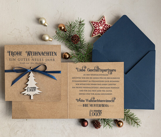 cartes avec pendentif en bois Carte de Noël exclusive avec pendentif en bois et ruban, Cartes de Noël d'entreprise, avec rubans, Personnalisées pour entreprises 03/ecoAh/Wkten