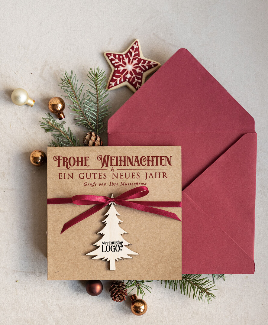 cartes avec pendentif en bois Carte de Noël exclusive avec pendentif en bois et ruban, Cartes de Noël d'entreprise, avec rubans, Personnalisées pour entreprises