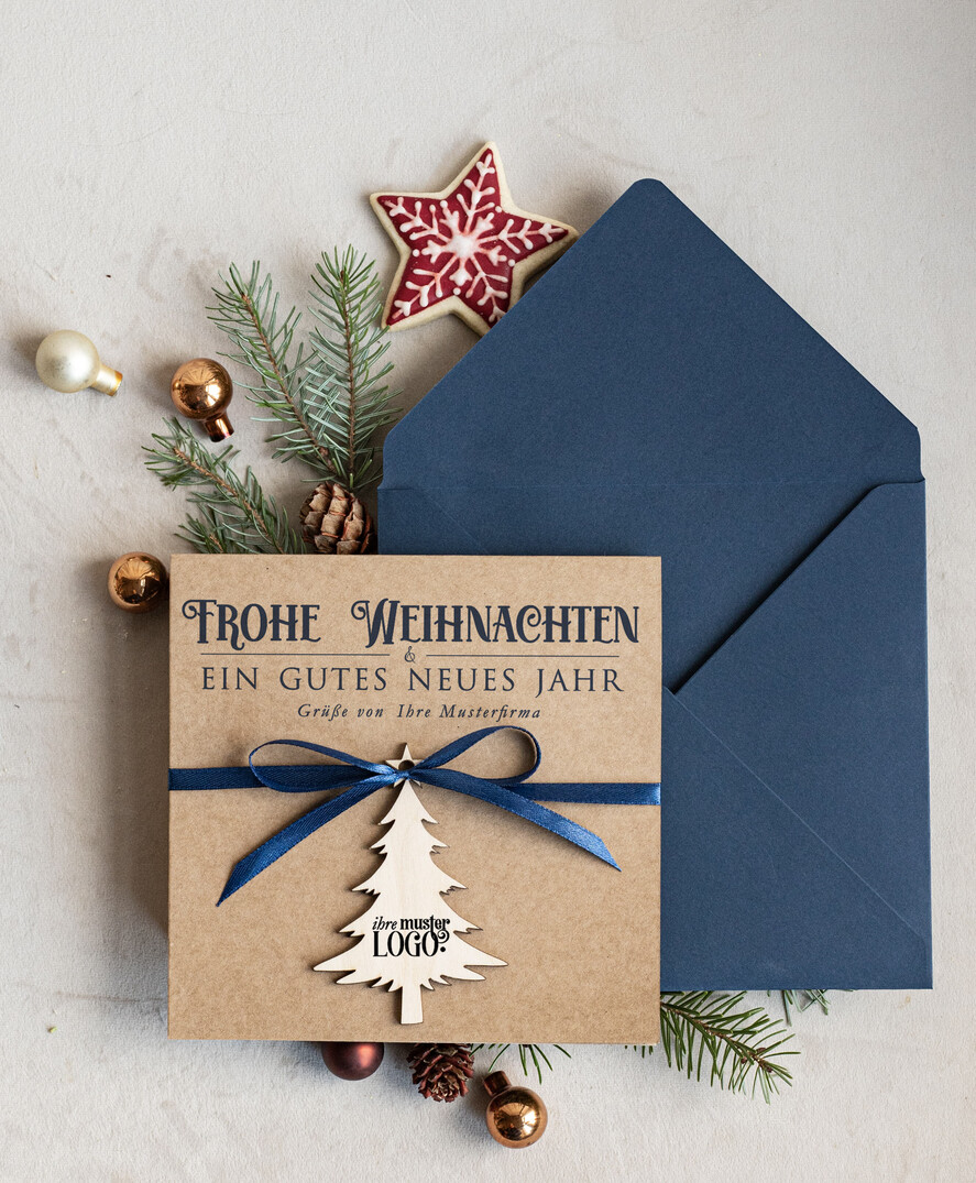cartes avec pendentif en bois Carte de Noël exclusive avec pendentif en bois et ruban, Cartes de Noël d'entreprise, avec rubans, Personnalisées pour entreprises
